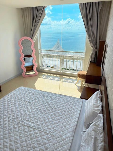 Bed, Natural landscape, View (from property/room), Balcony/Terrace, Photo of the whole room, Bedroom, Lake view, River view, Sea view
