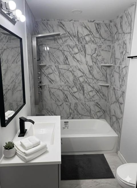 Upscale Peaceful Stay in Gary House in Gary