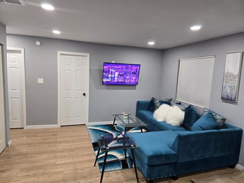 Upscale Peaceful Stay in Gary House in Gary