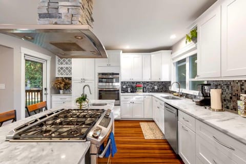 Mercer Island Modern Family-Friendly Home I-90 House in Mercer Island