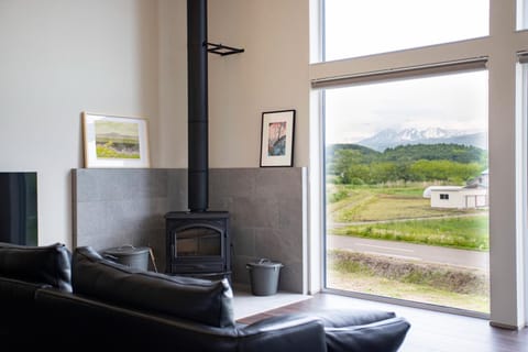 Natural landscape, Living room, Photo of the whole room, Mountain view, Area and facilities, air conditioner