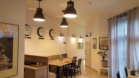 Day, Dining area