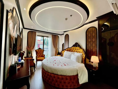 Bed, Living room, Photo of the whole room, Seating area, Bedroom