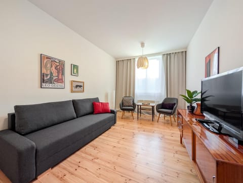 TV and multimedia, Living room, Seating area, Evening entertainment