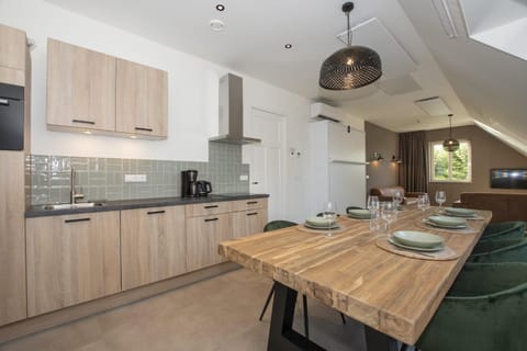 Coffee/tea facilities, Kitchen or kitchenette, Dining area, dishwasher, oven