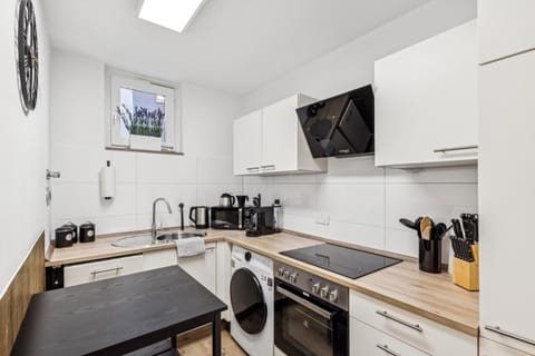 Coffee/tea facilities, Kitchen or kitchenette, Dining area, dishwasher, oven, stove, toaster, washing machine, dryer