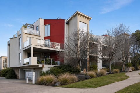 Property building, Facade/entrance, Garden, Balcony/Terrace