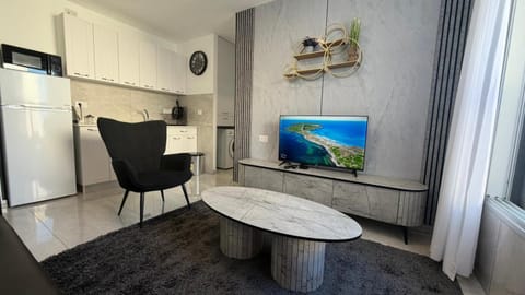 TV and multimedia, Kitchen or kitchenette, Living room, Seating area
