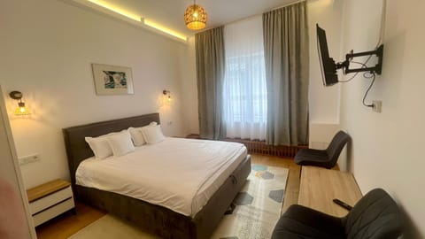 Bed, TV and multimedia, Photo of the whole room, Bedroom