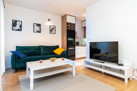 TV and multimedia, Living room, Seating area, Evening entertainment