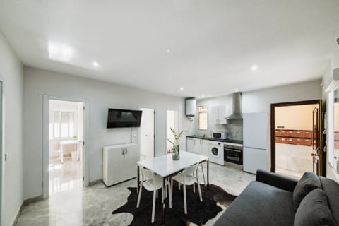 Communal lounge/ TV room, TV and multimedia, Kitchen or kitchenette, Living room, Seating area, Dining area