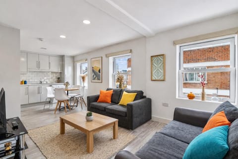 TV and multimedia, Living room, Photo of the whole room, Seating area, Dining area, Evening entertainment