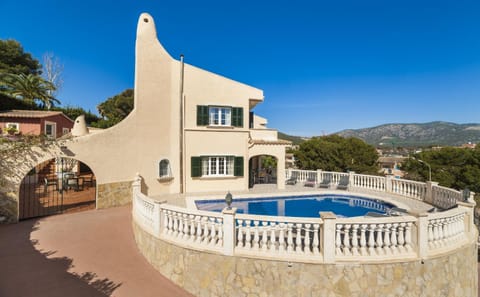Property building, Mountain view, Pool view, Swimming pool, sunbed