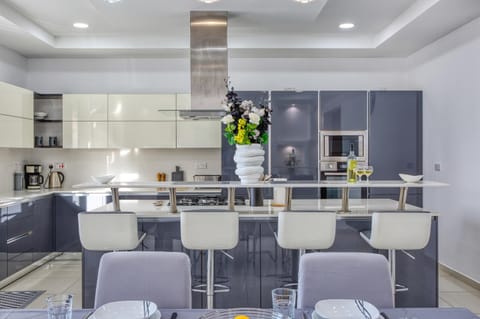 Kitchen or kitchenette, Seating area, Dining area, oven