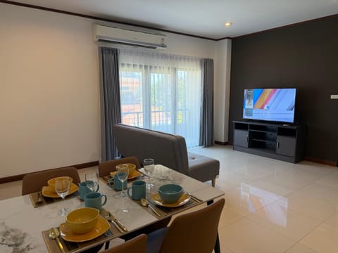 TV and multimedia, Living room, Dining area, Food