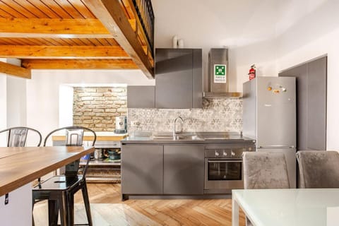 Kitchen or kitchenette, Living room, Seating area, Dining area, oven, pet friendly, stove