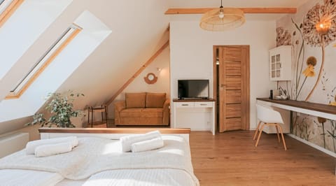 Bed, Photo of the whole room, Seating area, Bedroom