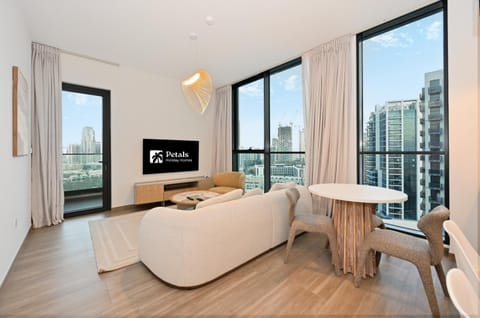 View (from property/room), Balcony/Terrace, Living room, Seating area, Dining area, Bedroom