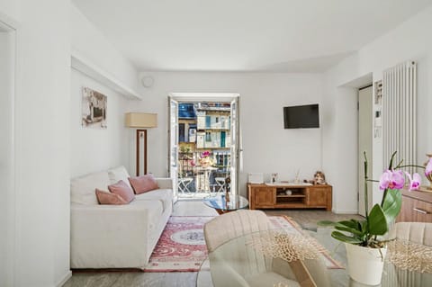 Bed, TV and multimedia, Living room, Evening entertainment