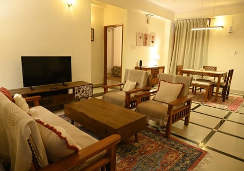 TV and multimedia, Living room, Seating area, Evening entertainment