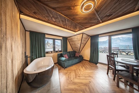 Hot Tub, Living room, Seating area, Dining area, Mountain view