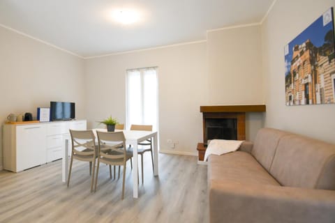 TV and multimedia, Kitchen or kitchenette, Living room, Seating area, Dining area