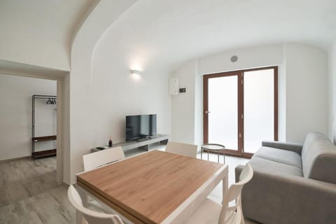 AM Stays 8 - Bright & Large Flat with AC Apartment in Perugia