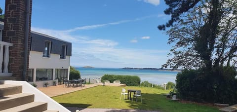 Property building, Day, Natural landscape, Garden, Garden view, Sea view
