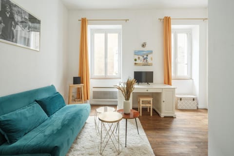Bed, Living room, Seating area