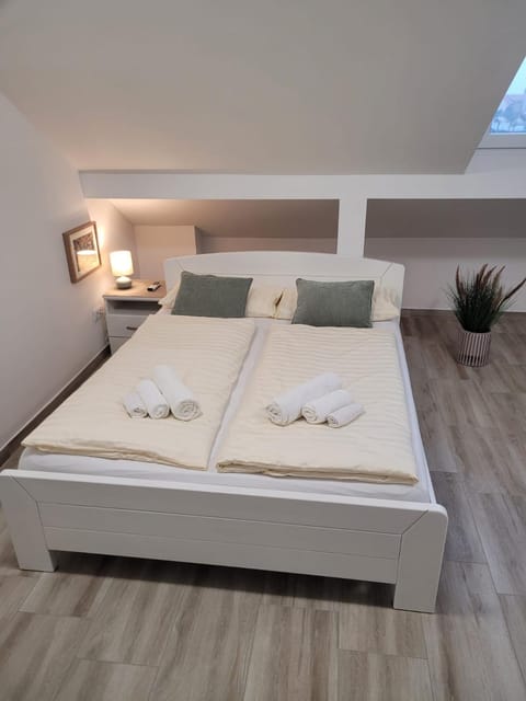 Bed, Bedroom, towels