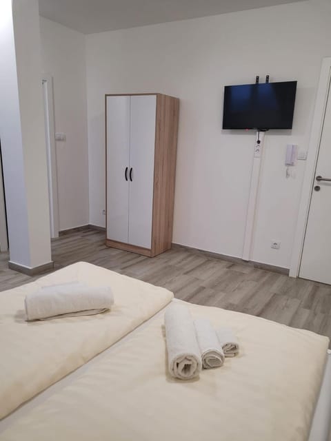 TV and multimedia, Bedroom, towels, wardrobe