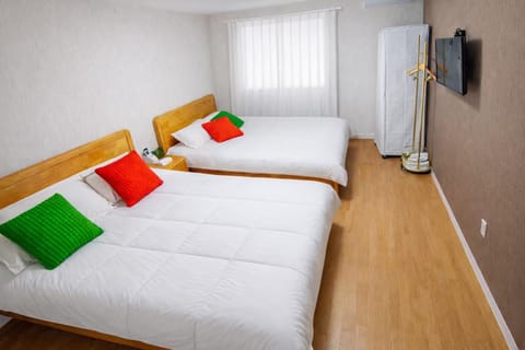 Bed, TV and multimedia, Photo of the whole room, Bedroom