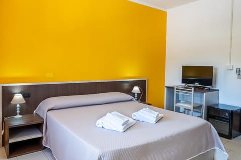 Bed, TV and multimedia, Bedroom, towels