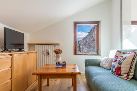 MCX Vacation Rental - La Mansardina Di Crepìn in Valtournenche with modern comforts just 3 minutes from the cable cars! Apartment in Valtournenche