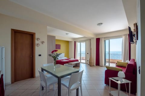 Toilet, Bathroom, TV and multimedia, Coffee/tea facilities, Balcony/Terrace, Kitchen or kitchenette, Living room, Dining area, Bedroom, Sea view