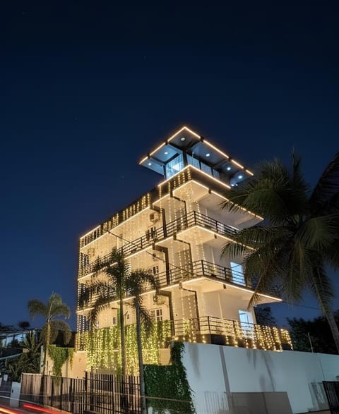 Property building, Restaurant/places to eat, Parking, acessibility