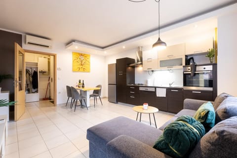 Kitchen or kitchenette, Living room, Seating area, Dining area, stove, air conditioner