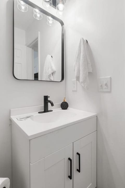 Stylish 2BR Urban Stay Near CAE Pet Friendly Apartment in Cayce