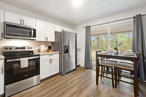 Stylish 2BR Urban Stay Near CAE Pet Friendly Apartment in Cayce