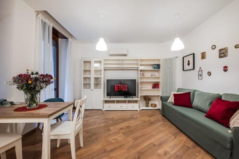 Library, TV and multimedia, Living room, Seating area, Dining area