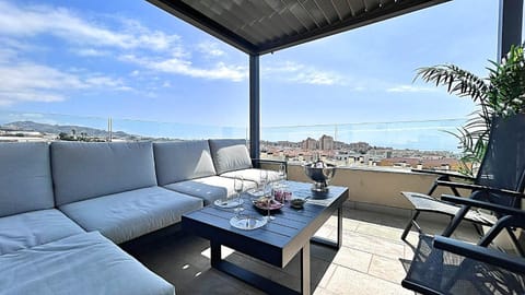 Day, Natural landscape, View (from property/room), Balcony/Terrace, Dining area, City view, Sea view