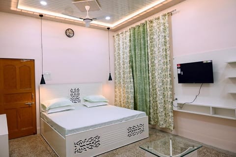 Bed, TV and multimedia, Bedroom, towels, air conditioner
