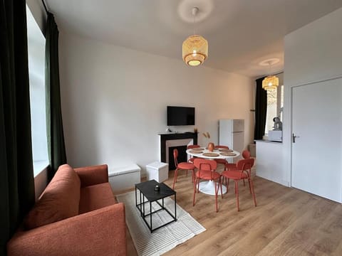 TV and multimedia, Living room, Seating area, Dining area