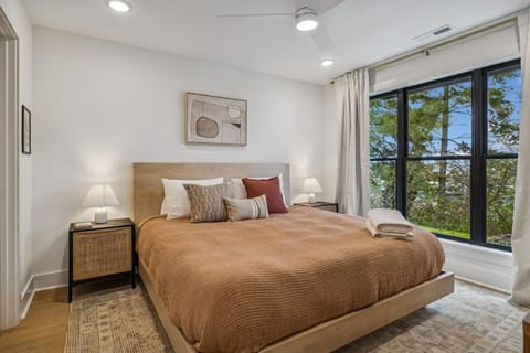 Modern Multi-Level Retreat with Rooftop Hot Tub Apartment in Berry Hill