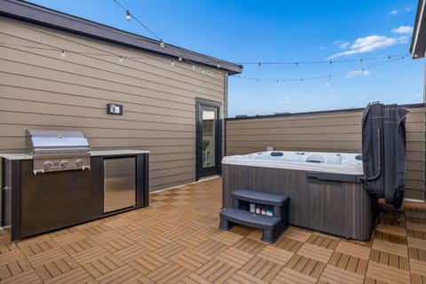 Modern Multi-Level Retreat with Rooftop Hot Tub Apartment in Berry Hill