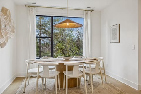 Modern Multi-Level Retreat with Rooftop Hot Tub Apartment in Berry Hill