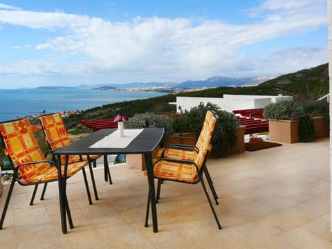 Apartment Strandnahe Ferienwohnung mit Terrasse by Interhome Apartment in Podstrana