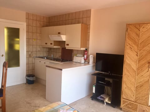 TV and multimedia, Coffee/tea facilities, Kitchen or kitchenette, Dining area, Bedroom