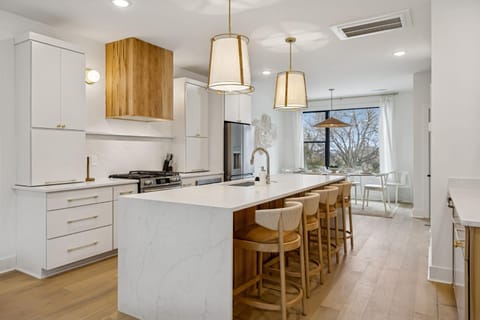 Chic Nash Townhouse Rooftop Patio and City Views House in Berry Hill