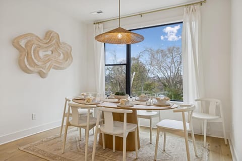 Chic Nash Townhouse Rooftop Patio and City Views House in Berry Hill